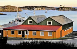 Stubergnaustet i 2007. Her er det sal av kvalkjøt om sommaren. Kvalbåten «Olavson» ligg bakom. Bakarst er Skotholmen. Foto: Karsten Madsen