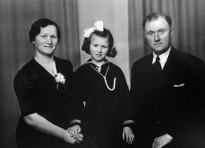 Frå venstre: Anna, Borghild og Karl Sjøvold (bnr 43).
