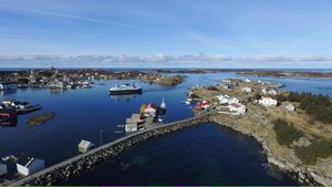Ferja «Fedjefjord» er på veg inn til kaien i 2016. Framme ligg vegfyllinga til Moldøyna med Skotholmen bak. Bakom til venstre er Vestkanten med Bjelland, Holmen, Kremmarholmen, Sulo og Mulen. Foto: Arne Wiken