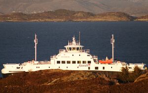 Ferja «Fedjebjørn» passerer nær land i 2022. Den kom i drift i 2020. Foto: Karsten Madsen