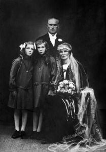 Brurebilde Johan og Lovna Stuberg 20. august 1930, med hennar døtrer, frå venstre Dorthea og Helmina.