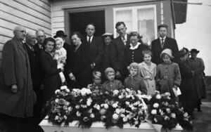 Gravferd Martin Berg i 1953, familien samla framfor huset. Bak frå venstre: Johan (10e), Kristoffer (10f), Ludvig (10h), Marie Bergtun (11h) med sonen Kjell Leif, Konrad Nestang (litt gøymd), Karoline (11c), Konrad Holvik (son til 11a) og kona Karen, Magnus og Olga (13), Karstein Bergtun. Framme frå venstre: Odd (13b), Øystein, Gunnar og Turid Bergtun, Turid Holvik (dotter til Konrad). Heilt til høgre Borghild Rognsvåg og Elida Tangen.