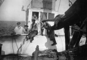 M/S «Feios» på fiske, dei to til venstre er Magnus Berg (13) og Olav Johan Nilsen.