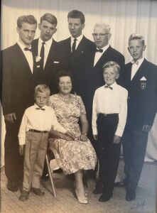 Familien Strand. Framme frå venstre Ove, Konstanse og Raymond, og bak frå venstre Eilif, Amund, Johan, Adolf og Aksel.