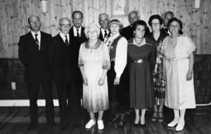 50-årskonfirmantar 1985 (sjå bilde s 227). Menn frå venstre: Ragnvald Kristiansen, Sigurd Ophaug, Ingemår Ingemårsen, Karstein Bråte, Alfred Storemark, Magnus Ophaug. Kvinner frå venstre: Malfrid Koppen, Torborg Fjereide, Erna Førde, Inga Vågheim, Agnes Selvik.