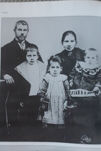 Endre og Helene (kalla Lina) med borna (frå venstre) Hjalmar, Elida og Emil.