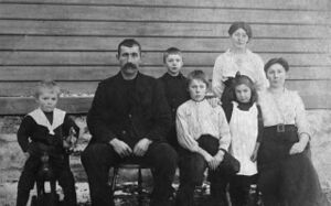 Familien Kahrs (4) om lag 1915. Frå venstre: Hans, Kristofer, Arnold, Ingolf, Anna (bak), Kristofa (framme) og Malena.