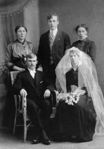 Bryllaupet til Andreas og Ida Nilsen (8) 10. januar 1917. Bak frå venstre Ida sine søsken: Malena Kahrs (4), Mons Kvalvåg og Kaja Nilsen (Sulo bnr 56-2).