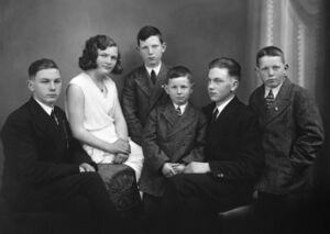 Seks søsken Mongstad (3) i 1931. Frå venstre: Olai, Aslaug, Asbjørn, Fritjof, Ditlef og Sverre.