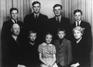 Familiebilde 1943. Bak frå venstre: Edvin, Borgvall, Olaf, Peder. Framme frå venstre: Herman, Bernhard, Herborg, Ragnar og Elisa Bårdsen (bnr 45).