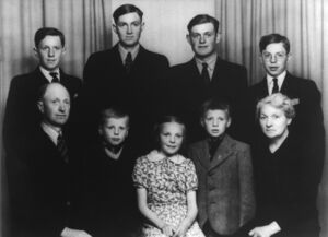 Familiebilde 1943. Bak frå venstre: Edvin, Borgvall, Olaf, Peder. Framme frå venstre: Herman, Bernhard, Herborg, Ragnar og Elisa Bårdsen (bnr 45).