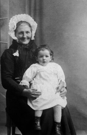 Anna i Kleiva (2) med sonedottera Ragna f. 1917 (dotter til 2e).