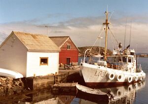 Losbåten «Holmengrå» på 1980-talet, til kais ved sjølosstasjonen. Mulen ligg bakom.