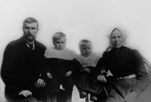 Familiebilde Karl, Ludvik, Gustav og Berta (bnr 26).