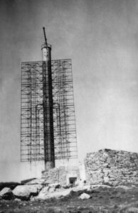 Radartårnet i Hesthaugen under krigen. Det stod der som trafikksentralen er i dag.