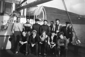 Med M/S «Norøysund» på Shetland. Bak frå venstre: Adolf Andreassen, John Kongestøl, Olai Olsen, Einar Andreassen, Martin Enghaug frå Onsøy (Fredrikstad), Trygve Gullaksen, ukjend. Framme frå venstre: Anders Rognsvåg, Malvin Olsen, Alfred Selvik, Ukjend, ukjend.