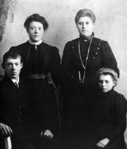 Tre søsken og eit søskenbarn i 1908, frå venstre: Mikal (7b), Johanna (7a), Elisabeth (Husa bnr 9-9b), Synneva (7d).