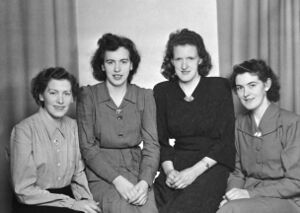 Søstrene Langedal (bnr 2), frå venstre: Solveig, Inga, Borghild og Jenny. Bildet er teke i 1951, då Solveig skulle reisa til USA.