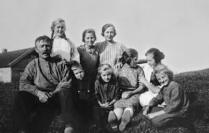 Frå venstre: Martin, Synneva, Edvin, Gudny, Marta, Torborg, Ester, Aslaug og Anna Rognsvåg, bnr 1 og 4.