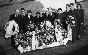 Gravferda til Marie Iversen (bnr 14) i 1958. Frå venstre: Einar, Odd, Marit, Jenny, Agnes, Peder og Ida Brandal, Mogens Dalvang (son av 1b), Adolf, Helga.