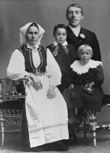 Familiebilde Marie, Jonas, Bergljot og Johan Langeland (bnr 16).