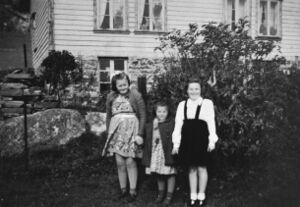 Tre jenter framfor huset på Mulen (bnr 16, no bnr 79). Frå venstre Marit Andreassen, Turid Nilsen Moldøen, Svanhild Langeland.