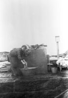 Helga Andreassen (bnr 38) ved statsbrønnen bygd på Lepsøyna nord på Fedje i 1947. Her kunne ein ro ut og henta vatn, og elles bruka vatn til klesvask mv. på tørre somrar.