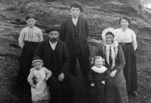 Familiebilde (bnr 10) om lag 1916. Frå venstre: Odina, Ingvald (framme), Ole, Konrad, Bertha (framme), Brita, Ragnhild.
