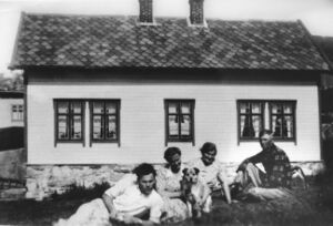 Ivar, Harriet, Johanna og Lyder framfor huset (bnr 16-1).