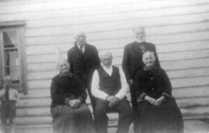 Fem søsken frå Træsneset (1) om lag 1946. Bak frå venstre: Karl og Ole. Framme frå venstre: Magdeli, Andreas, Gurine.