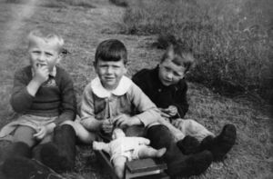 Tre smågutar fødde i 1947. Frå venstre Jens Husa, Jan Nilsen og Odd Sivertsen.
