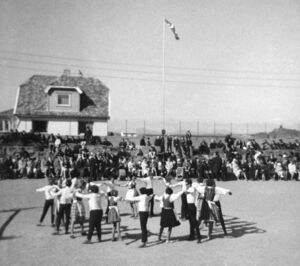 Leikarring på skuleplassen 17. mai 1965.