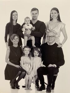 Familiebilde. Framme frå venstre Tone, Sanna, Selma og Terje, bak frå venstre Stine, Sondre, Otto og Kristi.