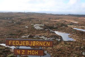 Utsyn over Stormark og Hellisøy fyr frå Fedjes høgste punkt Fedjebjørnen i 2021.