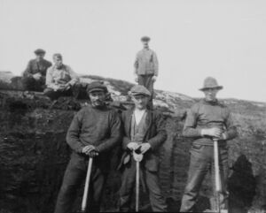 Arbeid på torvbruket, det kunne gi ei god ekstrainntekt, spesielt under 1. verdskrigen. Nedst til venstre Bernt Olsen Stormark (bnr 5-3), midt oppe Hilmar Stormark (bnr 24-1).