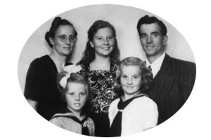 Familiebilde bnr 96-1 1947. Bak frå venstre: Magda, Ruth, Jakob. Framme frå venstre: Bodil, Ellinor.