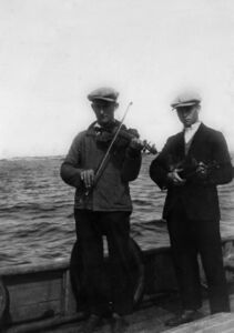 Georg Nygård og Gerhard Gullaksen speler på båttur.