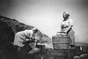 Bergitte og Astrid Storhaug vaskar klede, 1954.