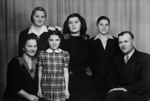 Familiebilde Storhaug (bnr 36). Frå venstre: Astrid, Lise, Aslaug (framom), Berta, Karl, Olaf.