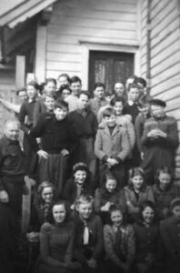 Bilde 6. og 7. klasse, teke hausten 1948. 1. rekkje framme frå venstre: Ågot Berg, Torborg Uthaug, Gunvor Thoresen, Solveig Kristensen, Anita Johnsen (Nygård). 2. rekkje frå venstre: Margot Fanebust, Astrid Hestenes, Hjørdis Kongestøl, Marie Eriksen, Gerd Elise Husa. 3. rekkje frå venstre: Lærar Daniel Jordal, Ragnar Bårdsen, Einar Moldøy, Bernhard Bårdsen, Trygve Thomassen (bakom), Gunnar Nygård, Per Langedal. Bak frå venstre: Karsten Tresnes, Gabriel Hjønnevåg, Odd Andreassen (gøymd), Eivind Wiken, framom Otto Sulen (Fagerheim), Otto Berg (bakom), Arvid Solheim (dels gøymd), Sigmund Eriksen, Karl Storhaug, Peder Moldøy (dels gøymd), Egil Husa, Audun Uthaug (bakom), Harald Stuberg (framom), Leif Børhaug.