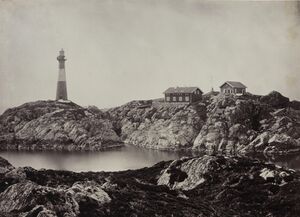 Hellisøy fyr med den gamle fyrvaktarbustaden i 1869. Bustaden brann ned etter lynnedslag i 1902.