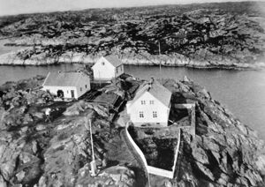 Flyfoto 1961 med husa på fyrstasjonen. Frå venstre maskinhuset, assistentbustaden og fyrmeisterbustaden. Foto: Widerøes Flyveselskap