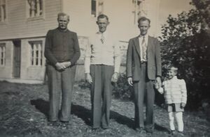 Fire generasjonar, frå venstre Johan, Godfred, Otto og Oddvar Gullaksen. Huset på bnr 58 bakom.