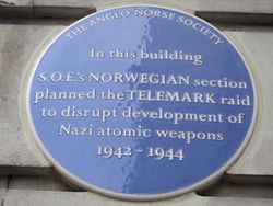 Plakett på bygningen ved nr. 206 Baker Street i London, der den norske seksjonen av SOE holdt til, litt ovenfor selve SOE-hovedkvarteret. Minneplaketten, med fokus på at Vermork-aksjonen ble planlagt herfra, ble avduket i 2016. Foto: Stig Rune Pedersen (2018)
