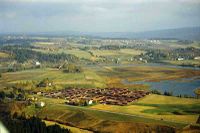 Solvangen på Skjetten. Nordbyveien forrest, Nitelva og Kjeller flyplass i bakgrunnen. Foto: Akershusmuseet/Ukjent fotograf (1970).