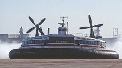 Et SR-N4 fra Seaspeed kommer inn for landing i Dover. Foto Bjørn Foss.