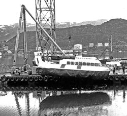 SR-N6/009 løftes i kran hos A.M. Liaaens verksted. Foto Bjørn Foss.