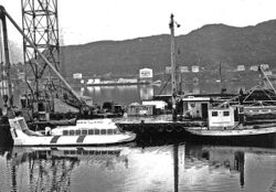 SR-N6 ved Liaaens kai. Bildet er tatt når fartøyet kom inn etter å ha blitt slept fra Molde. Fartøyet som slepte ligger rett foran. Foto Bjørn Foss.