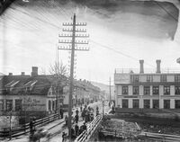 Mesnabrua med Victoria Hotel og Storgata (Lillehammer) sett sørover. 1890 - 1900 (ca.)