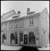 Johannes Kaulums kolonialforretning, Gundersen-gården i Storgata 51 på Lillehammer. Ca 1950-1956.